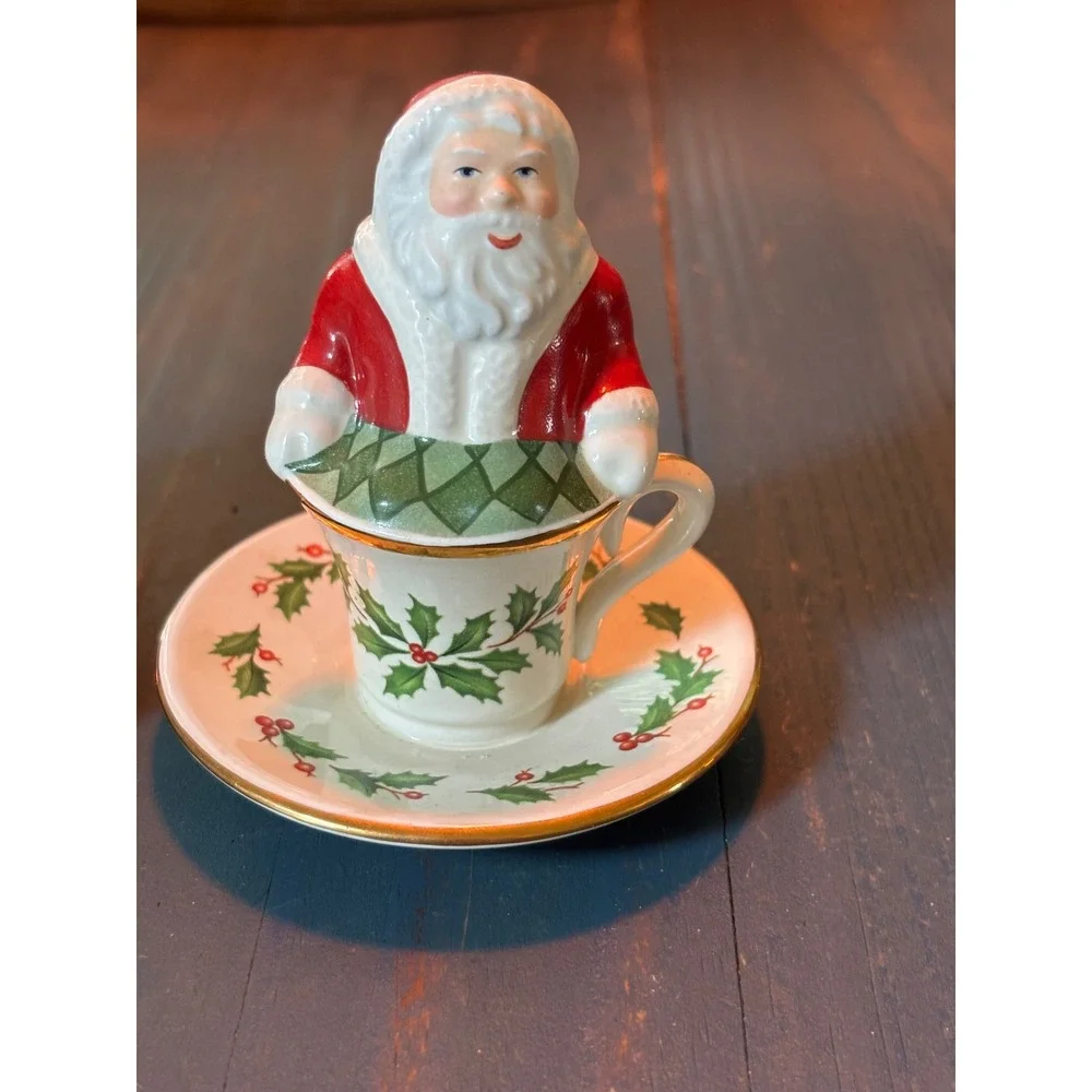 Lenox Boxed Holiday Santa & Mrs Claus Salt & Pepper Shakers Teacup Set Gold Trim